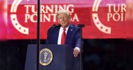 Estados Unidos: Donald Trump elogia a conservador Charlie Kirk durante gran evento conmemorativo