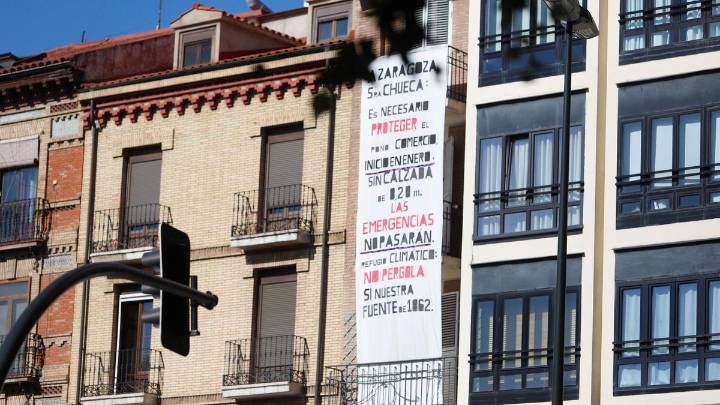 Una pancarta contra las obras en San Miguel: "Queremos que toda Zaragoza se entere de nuestras demandas"