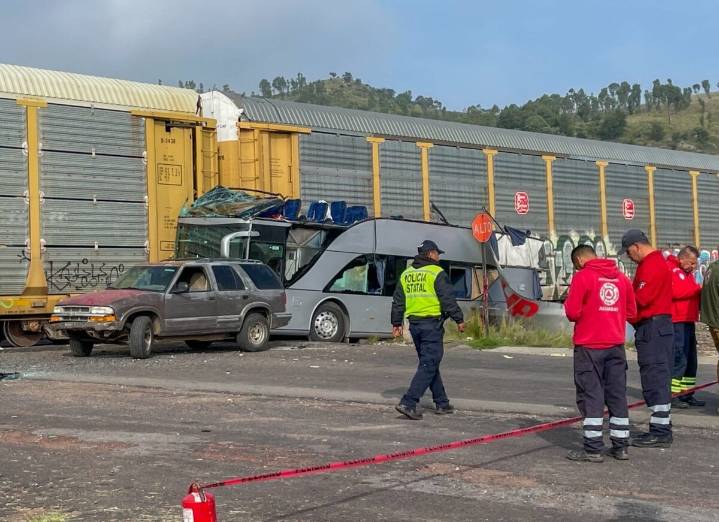 Tren en Atlacomulco embiste a autobús de pasajeros; reportan al menos 8 muertos y 45 lesionados