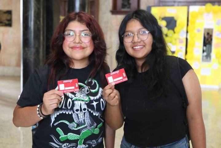 Entregan tarjeta del programa ‘Aquí Vamos Gratis’ en el Ateneo Fuente de Saltillo