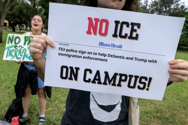 Protestan contra acuerdo que faculta a policía escolar para interrogar sobre estatus migratorio