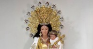 El bonito homenaje del manto que lleva la Virgen de los Desamparados en su visita a Náquera