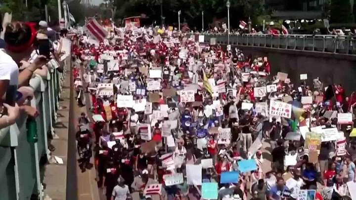 Protestas Contra Operativos Federales Reúnen Decenas en Chicago y Cientos en Washington
