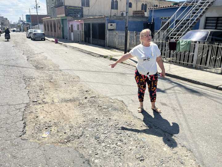 “Sufrimos las consecuencias”: La carrera 27 de Barquisimeto exige atención por el grave deterioro de la vía