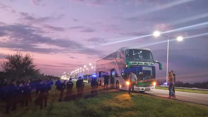 Denuncian que atacaron en la autopista a un micro en el que viajaban policías a Rosario