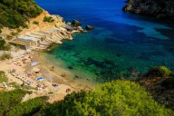 En Ibiza las villas de lujo y 'beach clubs' se han adueñando de las zonas de baño. Y los vecinos están diciendo basta