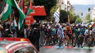 Los ciclistas de La Vuelta votan parar la carrera si hay nuevos incidentes