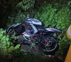EN PLENA LLUVIA MOTOCICLISTA DERRAPA Y RESULTA LESIONADO