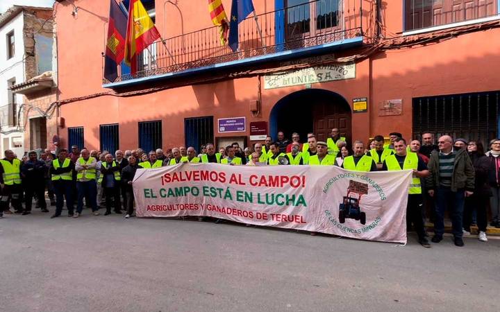 Los usuarios de la OCA de Muniesa recogen más de medio millar de firmas para exigir la recuperación del servicio al 100%