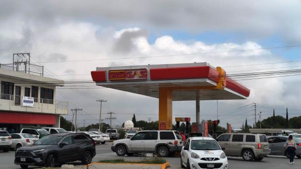 Falta de gasolina magna en Coahuila impacta a consumidores