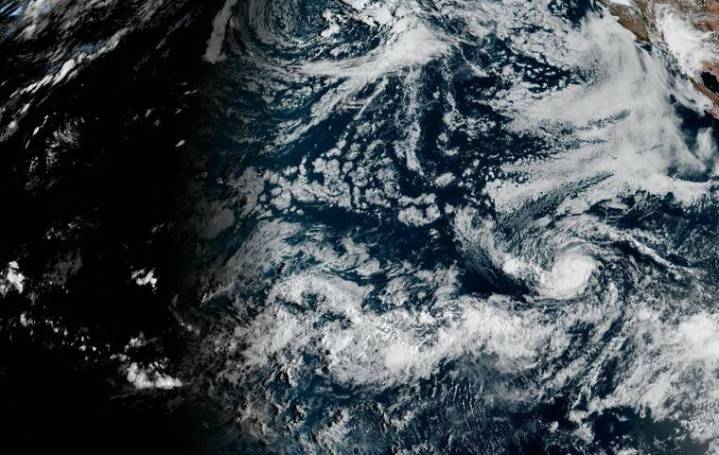 Hurricane Kiko strengthens far east of Hawaii