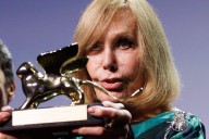 Kim Novak recibe el León de Oro en Venecia a los 92 años