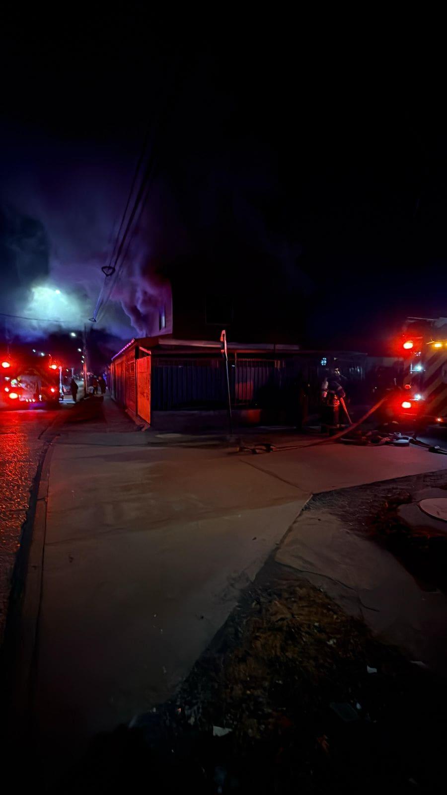 Bomberos responden a dos llamados simultáneos en el oriente de Rancagua.