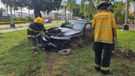 Choca auto contra luminaria en Mazatlán; hay dos lesionados