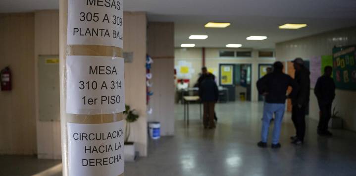 Elecciones en Buenos Aires: en una mañana muy fría, hubo demoras en la apertura de las mesas donde votarán referentes de La Libertad Avanza y el peronismo