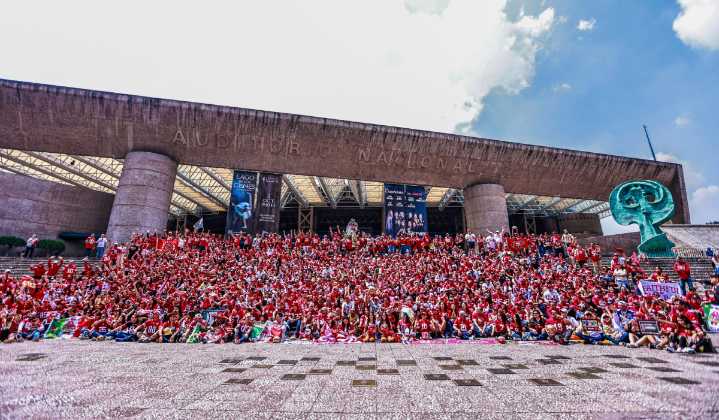 Club 49ers México abarrotan el Auditorio Nacional y toman su foto para la temporada 2025