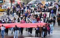 Bloquean normalistas el centro con marcha para recordar a los 43