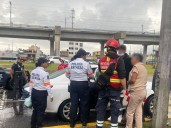 Policía auxilia en nacimiento de bebé a bordo de taxi en Toluca