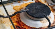 Ni vinagre ni bicarbonato: la manera fácil de limpiar el horno y las hornallas de la cocina en poco tiempo