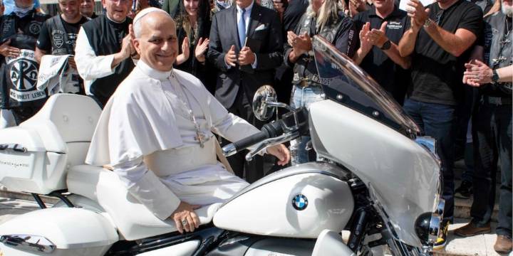 Papa León XIV bendijo y firmó moto-papal que será subastada para ayudar a los niños