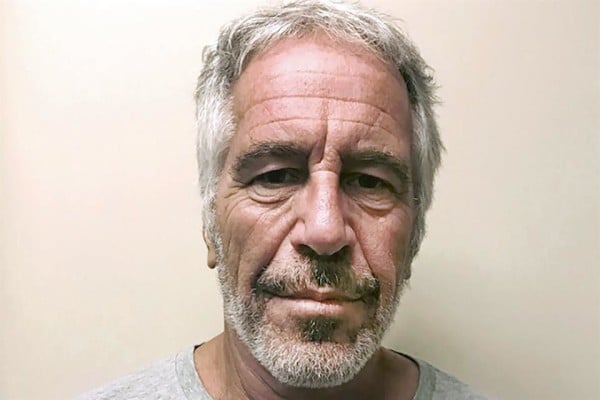 ¿Quién más aparece en el libro de cumpleaños de Epstein?