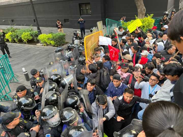 Estudiantes de Oaxaca encapsulados por granaderos en CDMX al exigir justicia por despojo de albergues