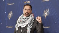 Javier Bardem acude a los Emmy con un pañuelo palestino al cuello y denuncia el “genocidio en Gaza”
