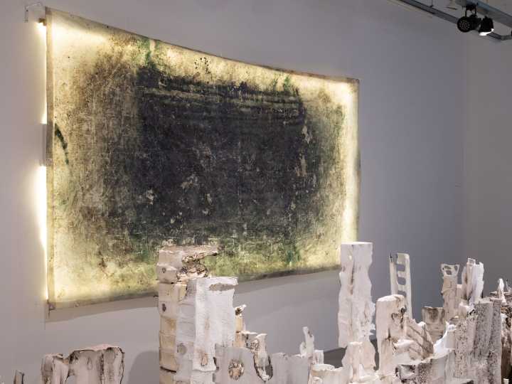 La nueva instalación de Andrés Waissman: materiales de descarte convertidos en ciudad