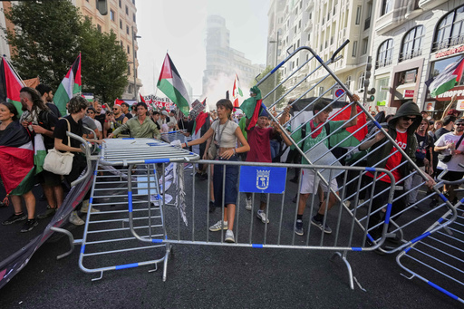Final stage of Spanish Vuelta cycling race interrupted by pro