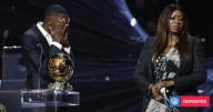 Dembélé no aguantó las lágrimas tras ganar Balón de Oro y recordar a su madre: ella subió al escenario
