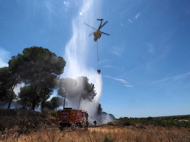 El incendio de Cartaya se originó en una quema de rastrojos y obliga a desalojar una veintena de viviendas