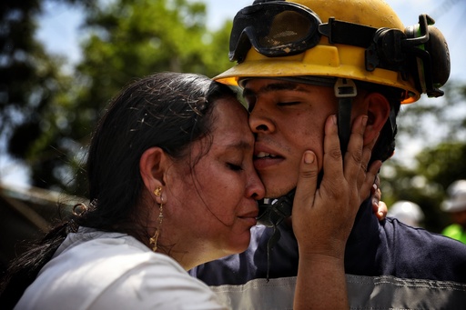 Rescatan con vida a 23 trabajadores de una mina de oro que colapsó en Colombia