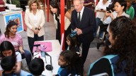 La intendente Fuentes junto al jefe de gabinete Elías Suárez recorrieron el espacio infanto juvenil de la Feria del Libro