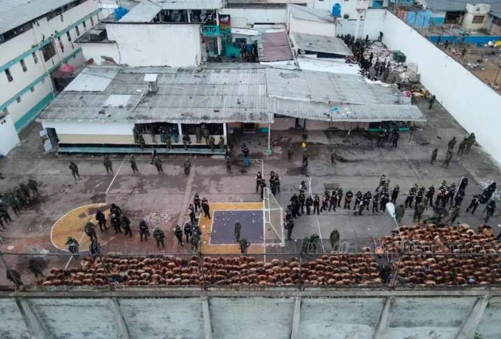 Enfrentamiento entre “Los Choneros” y “Los Lobos” deja 14 muertos en cárcel de Ecuador