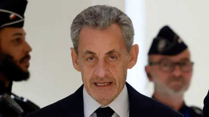 Condenan a 5 años de cárcel al expresidente francés Nicolas Sarkozy por un caso de pagos vinculados a Gadafi