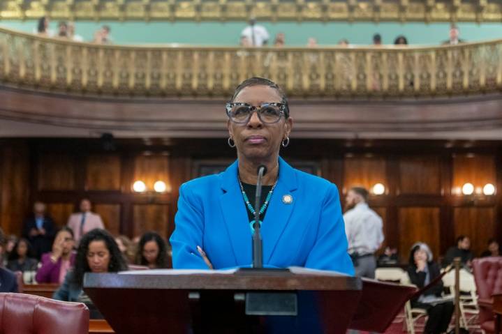 City Council overrides mayor's veto of grocery delivery workers