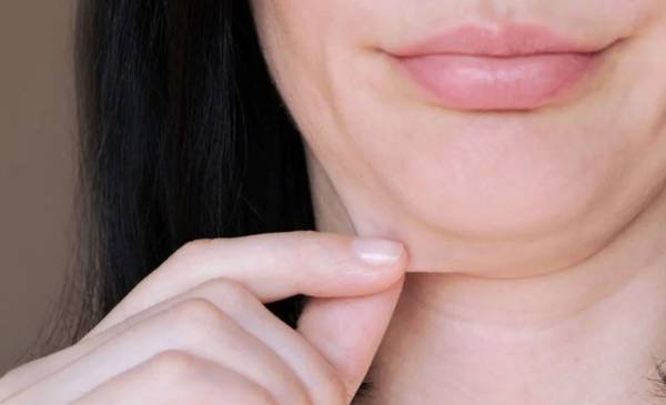 Una experta en yoga facial recomendó una rutina para la papada