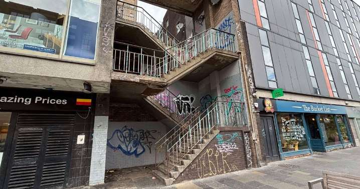 Man dies in Glasgow Cowcaddens street and another taken to hospital in 'drug