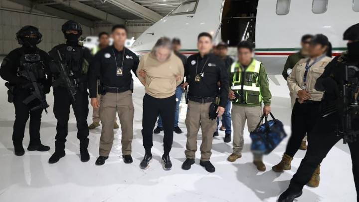 Llega Hernán Bermúdez al Aeropuerto de Toluca; será trasladado al Altiplano