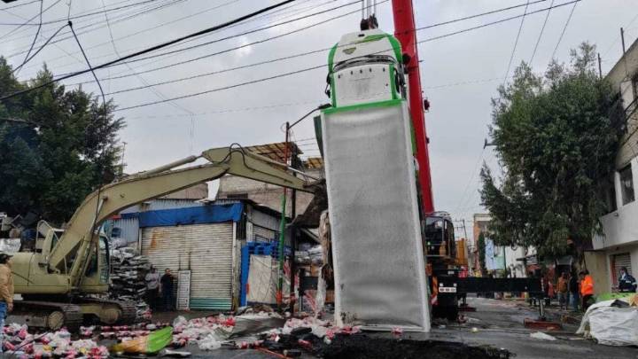 Colapsa vialidad en Iztapalapa; camión de refrescos es engullido por un socavón