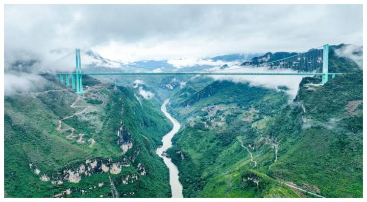 China inaugura el puente más alto del mundo: el Gran Cañón de Huajiang