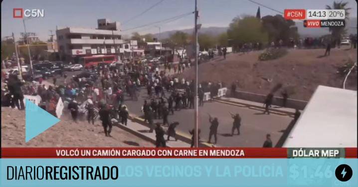Hambre y represión: cayó un camión con carne y la policía reprimió a los vecinos que fueron a pedir alimento