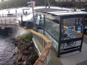 Mujer de 73 años arrolla marquesina y cae al mar en Nueva Zelanda