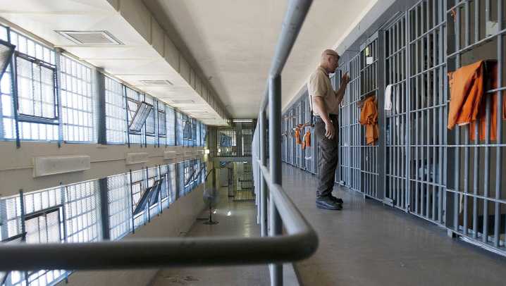 Man dies while in ICE custody at Florence prison