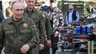 Putin redobla su desafío: visita vestido de militar las maniobras Zapad 2025 en la frontera con Polonia