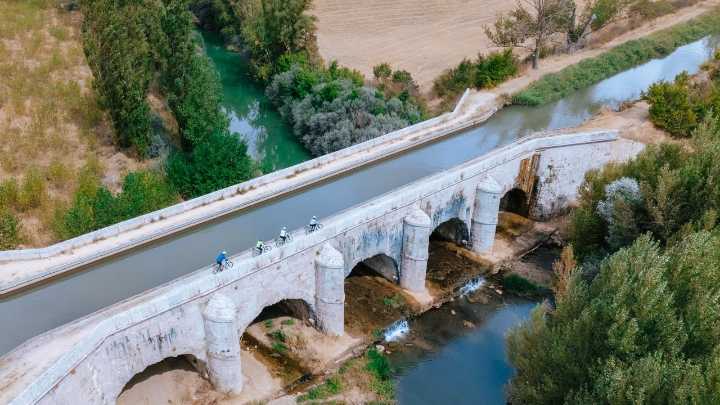El Canal de Castilla inicia la mejora de la accesibilidad al embarcadero de Carrecalzada y al acueducto de Abánades