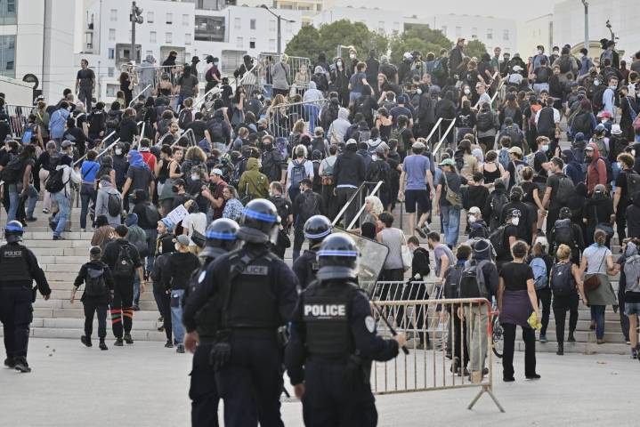 Protestas por asunción del nuevo primer ministro en Francia dejan 250 detenidos