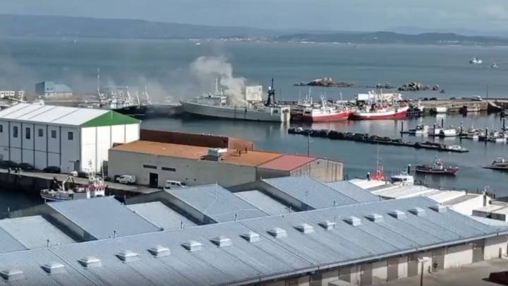 Las llamas devoran un buque en el puerto de Ribeira (A Coruña)