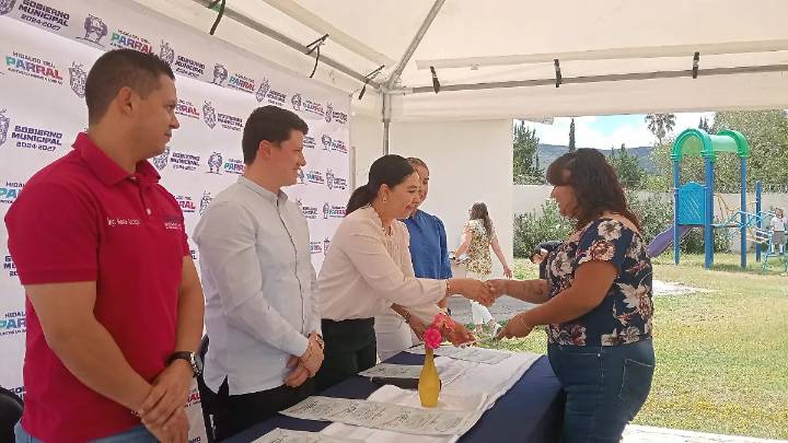 Casi 30 personas concluyen capacitación sobre diseño de uñas y repostería impartido por Icatech y el DIF en Parral