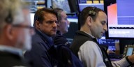 La Bolsa porteña se hundió 13% y el riesgo país cruzó los 1.000 puntos en un mercado en tensión